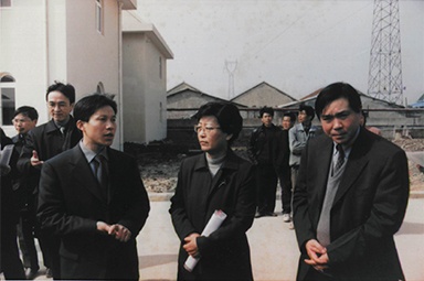 2001年2月20日，時任國家環(huán)保局副局長汪紀戎一行視察公司
