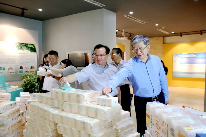 2019年 5月22日，時任浙江省社會組織綜合黨委專職副書記、省民政廳社會組織管理局局長蔡國華蒞臨景興紙業(yè)調研企業(yè)發(fā)展情況和黨建工作