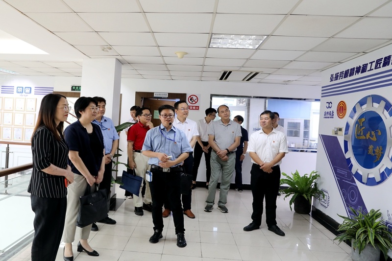 2020年7月14日，時任浙江省總工會黨組成員、副主席張衛(wèi)華一行蒞臨景興紙業(yè)調研推進新時代產業(yè)工人隊伍建設改革工作