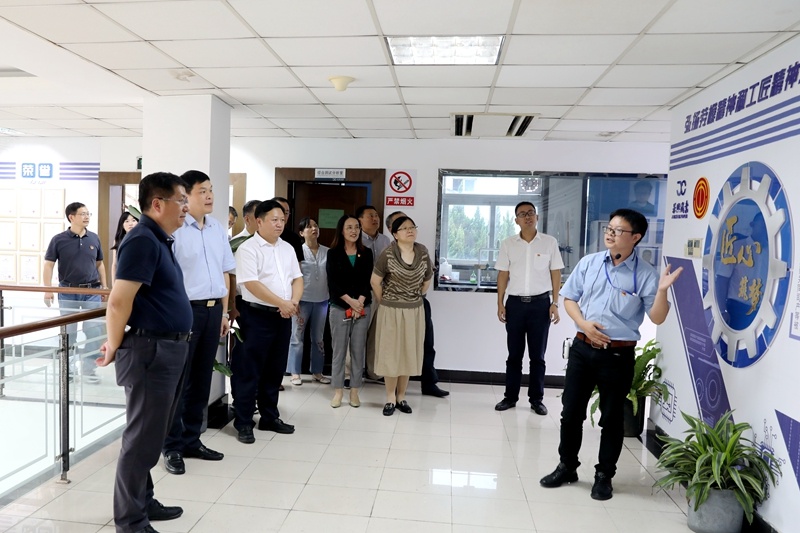 2020年7月29日，時任浙江省政協(xié)常委、社法委副主任、省總工會副主席、一級巡視員董建偉蒞臨景興紙業(yè)調研新時代工匠培育工作