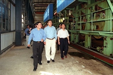 2000年9月19日，時任浙江省委書記張德江一行視察公司